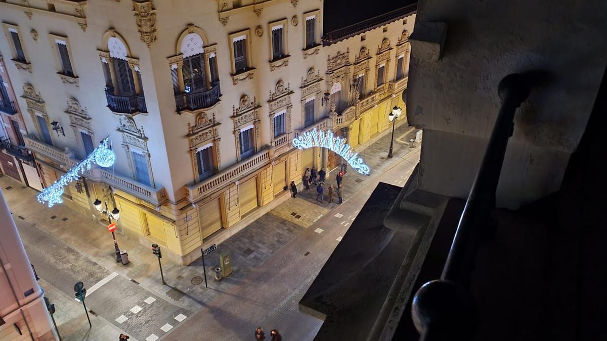 Vistas desde lo alto de la torre del Reloj, en la Puerta del Sol de Castelló, en la noche del día 30.