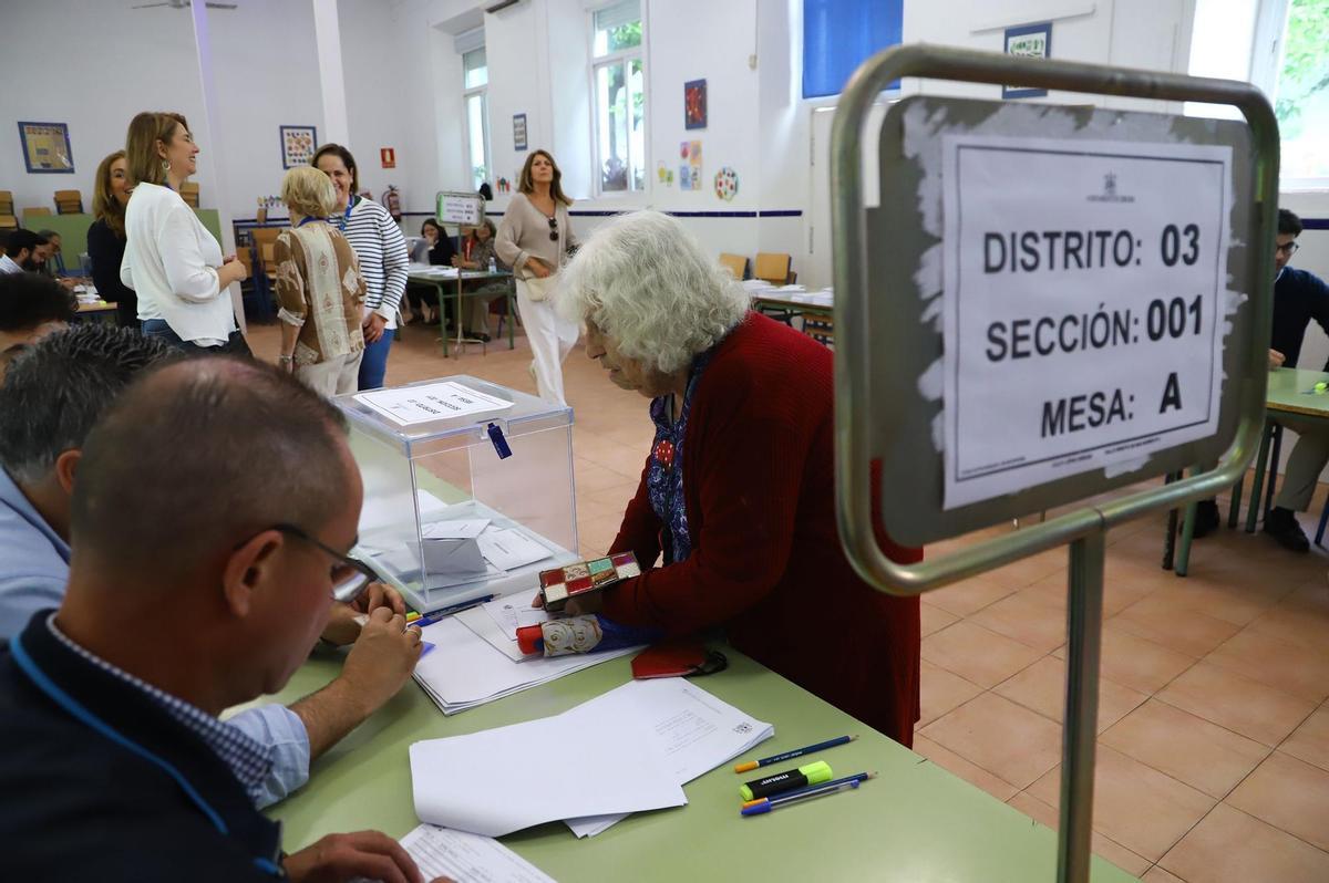 Una mujer mayor vota en un colegio electoral de Córdoba capital.