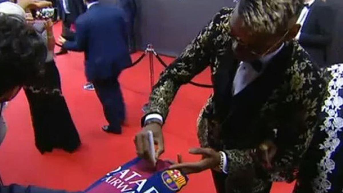 Pogba firmó autógrafos en la camiseta del Barcelona durante la gala de Zurich
