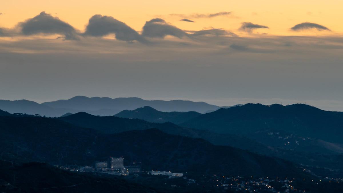 Ondas de montaña, con crestas de nubes, sobre la cordillera litoral, el 1 de marzo del 2024