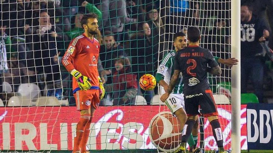 Sergio, tras recibir el gol del empate del Betis. // LOF