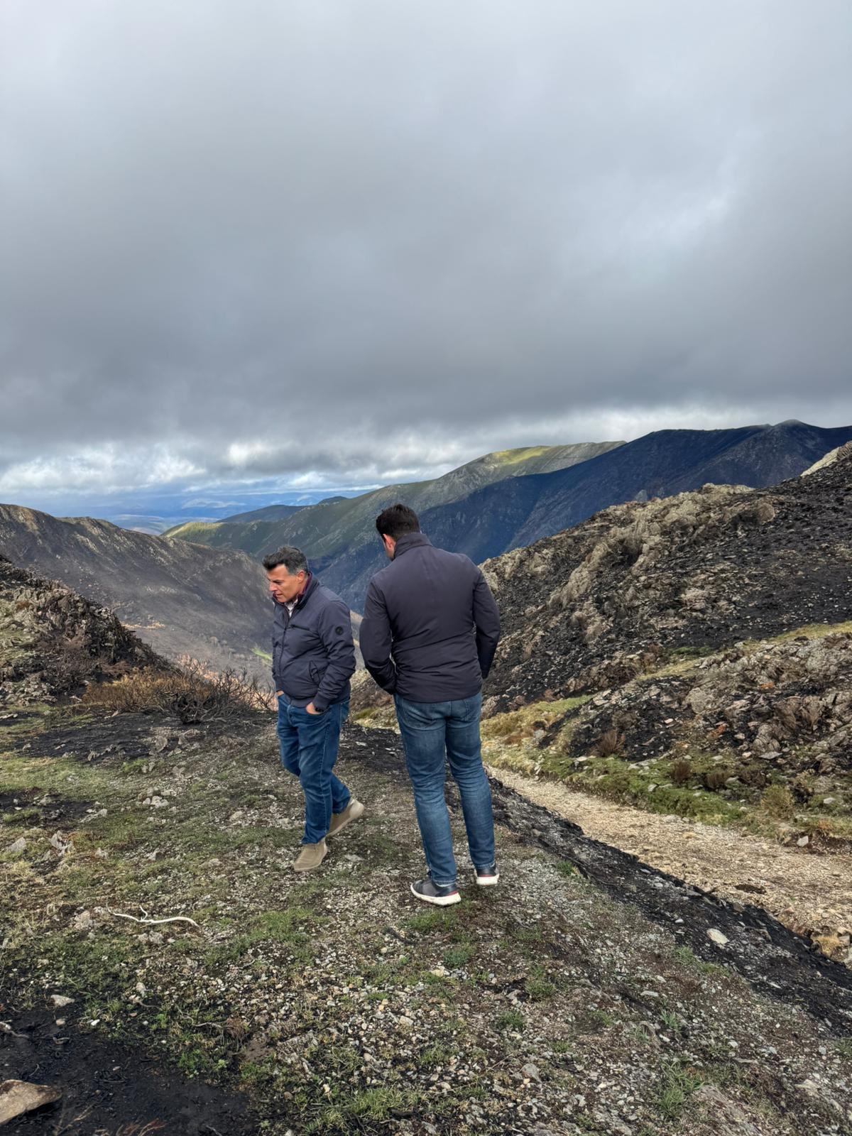 Fontaniella visita la zona junto al líder del PP asturiano, Álvaro Queipo.
