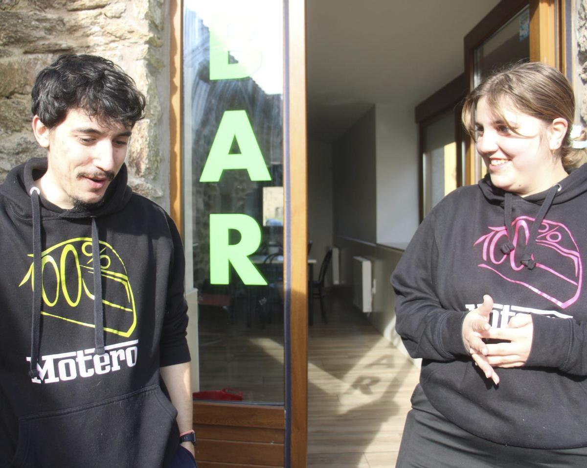 Milena Fernández González (21 años) y Martín Baz de Vega (25), los jóvenes que se han hecho cargo del bar municipal de Rionegro del Puente. | ARACELI SAAVEDRA