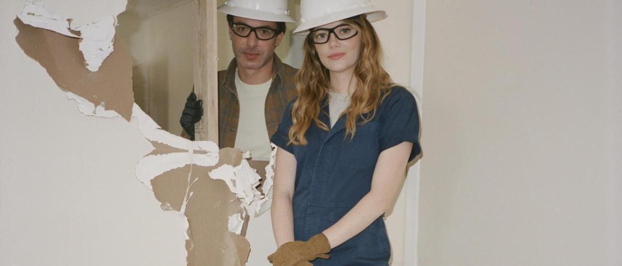 Nathan Fielder (Asher) y Emma Stone (Whitney) en una imagen promocional de The curse.