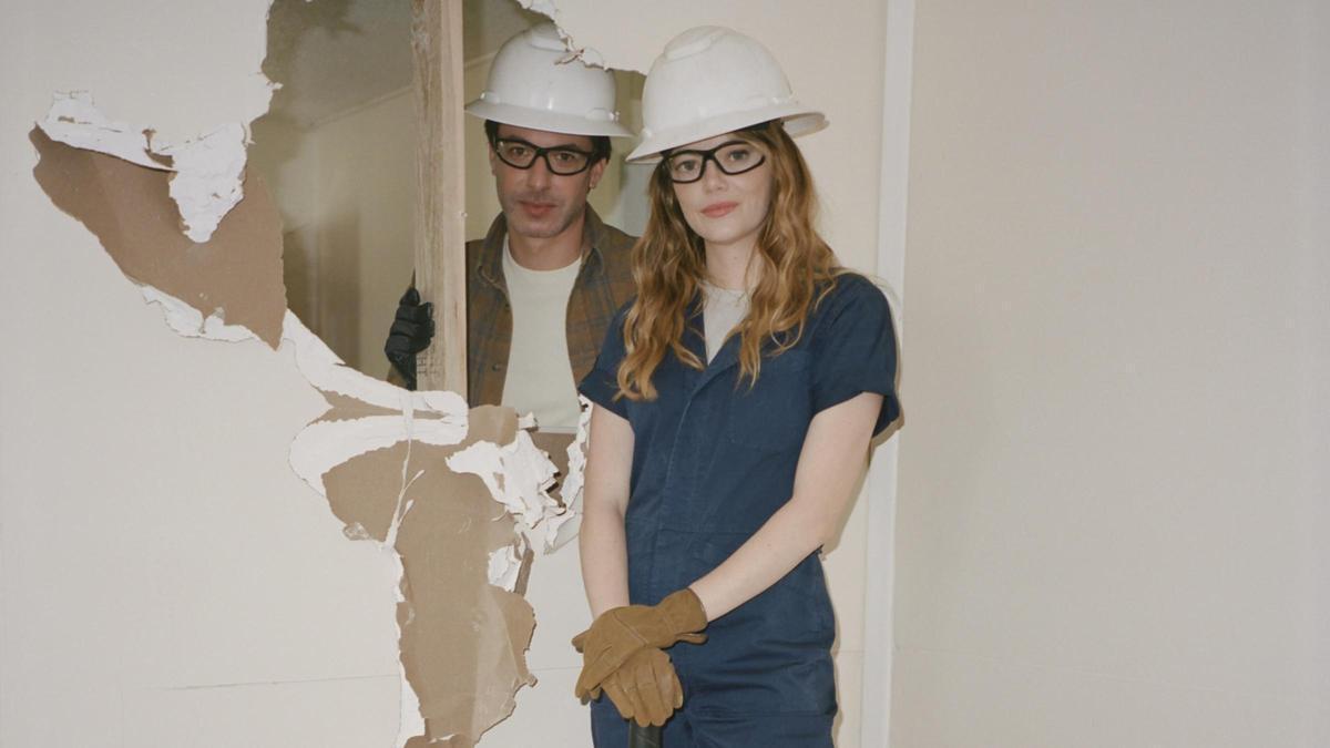 Nathan Fielder (Asher) y Emma Stone (Whitney) en una imagen promocional de The curse.