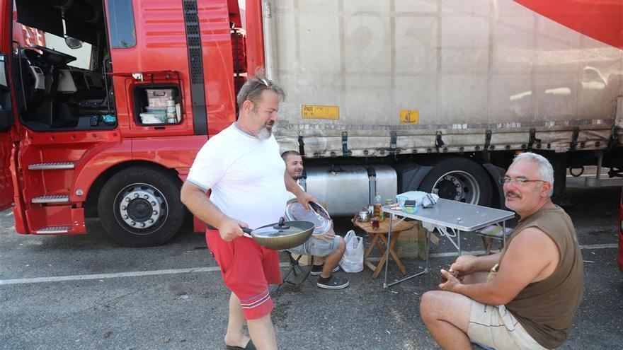 La DGT ignora al transporte y veta las áreas de servicio de la N-340 en Castellón