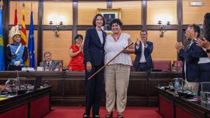 Núria Parlon cede el bastón de mando de alcaldesa de Santa Coloma a Mireia González.
