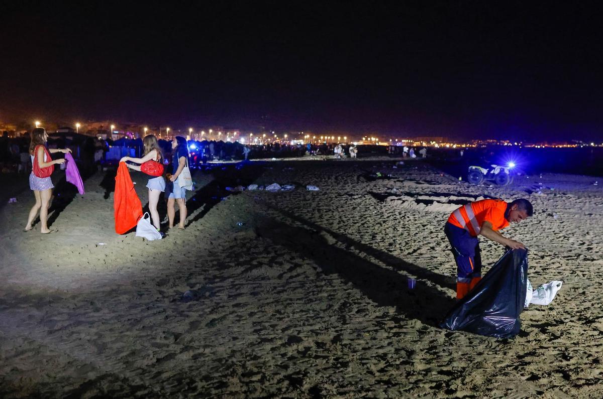 Dispositivo de limpieza en las playas valencianas tras la noche de San Juan Dispositivo de limpieza en las playas valencianas tras la noche de San Juan