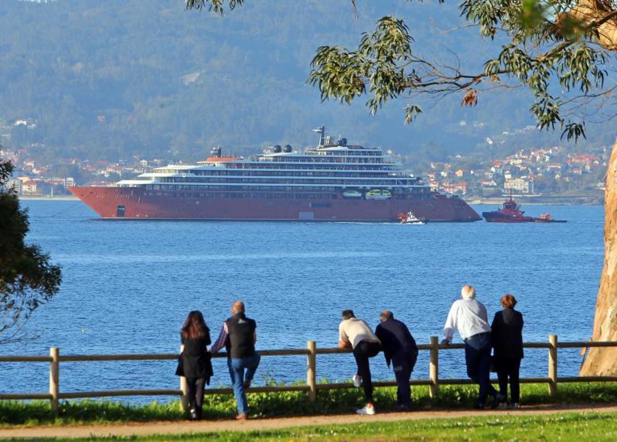 El crucero “Evrima” sale de Vigo rumbo a Santander en marzo de 2021.