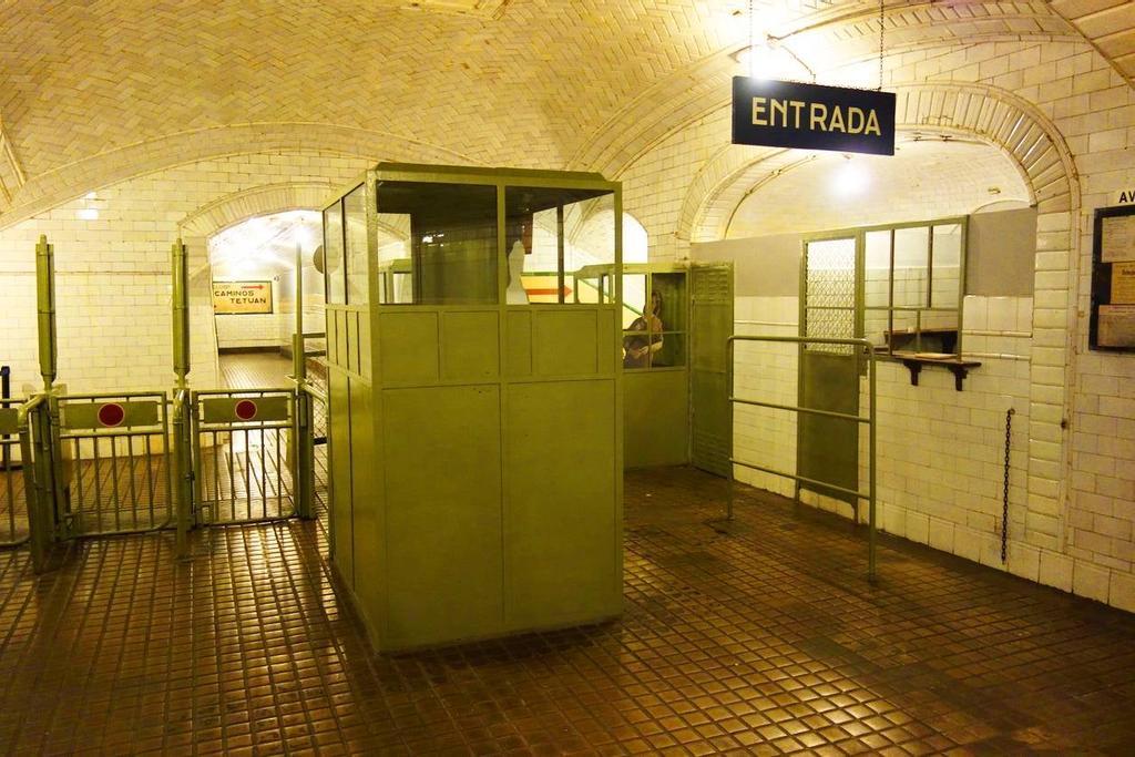 Diseñada por el arquitecto Antonio Palacios, inaugurada el 17 de Octubre de 1919 e inspirada en el aspecto de las estaciones parisinas de la época.