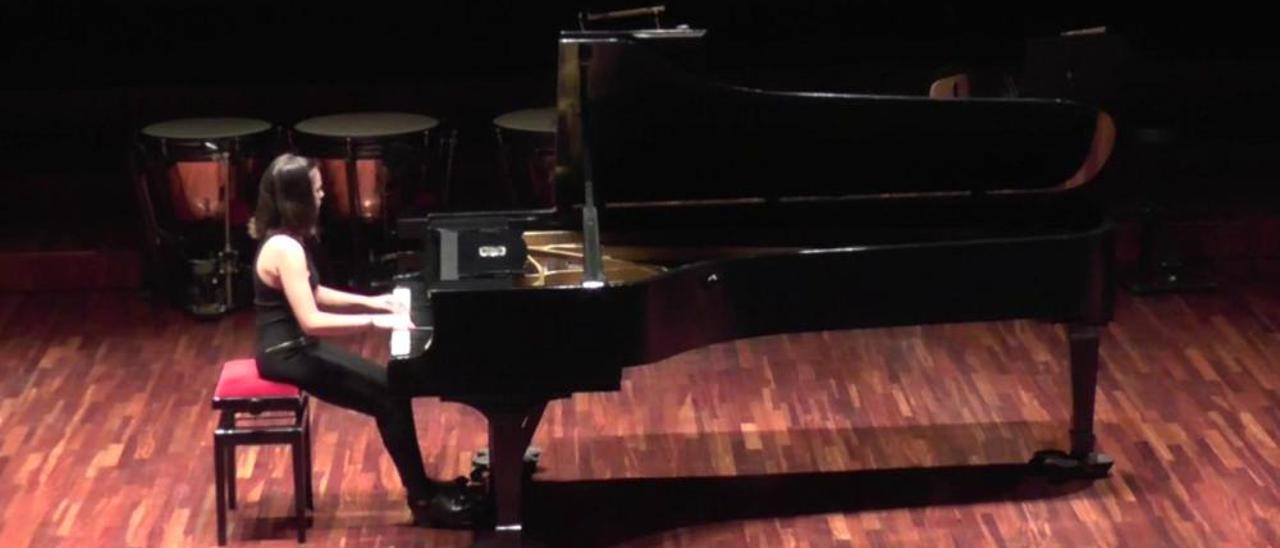 Así toca el piano Henar Fernández Clavel la avilesina de 13 años que actuará en el Carnegie Hall