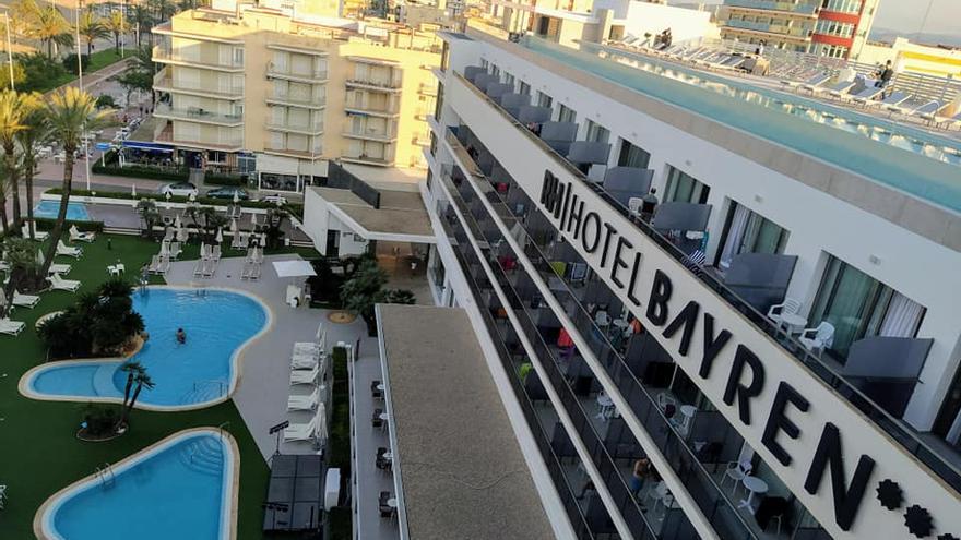 La nueva piscina 'infinity' en la azotea del hotel Bayrén de Gandia