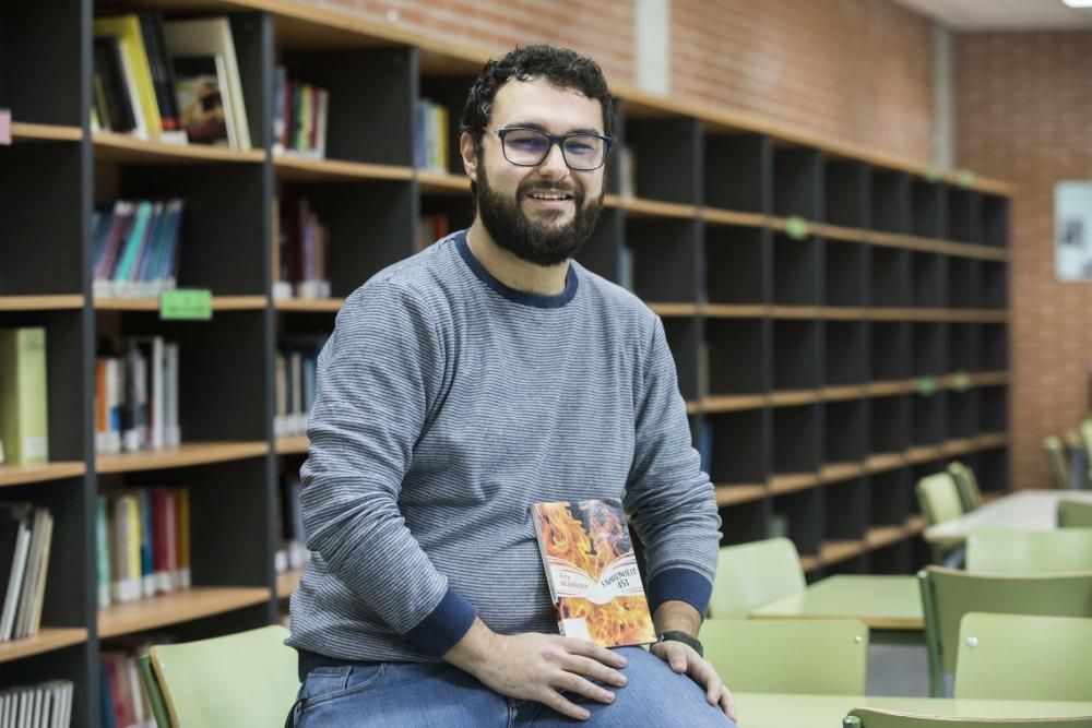 Un bibliotecari a l'IES Benicalap de València