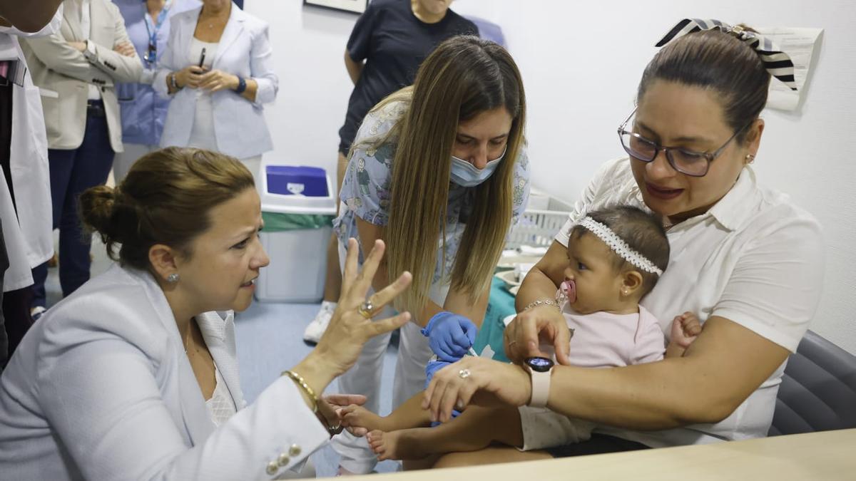 La consejera Fátima Matute en la campaña de vacunación