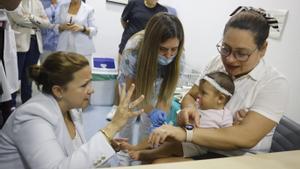 La consejera Fátima Matute en la campaña de vacunación