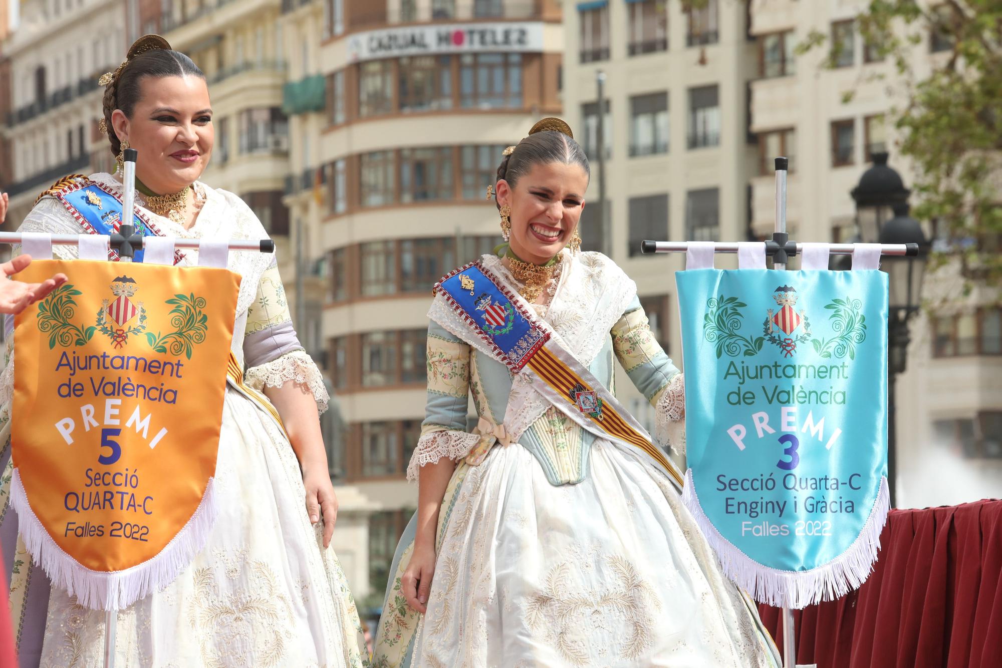 Carmen, la corte y falleras ilustres en la entrega de premios de las Fallas 2022