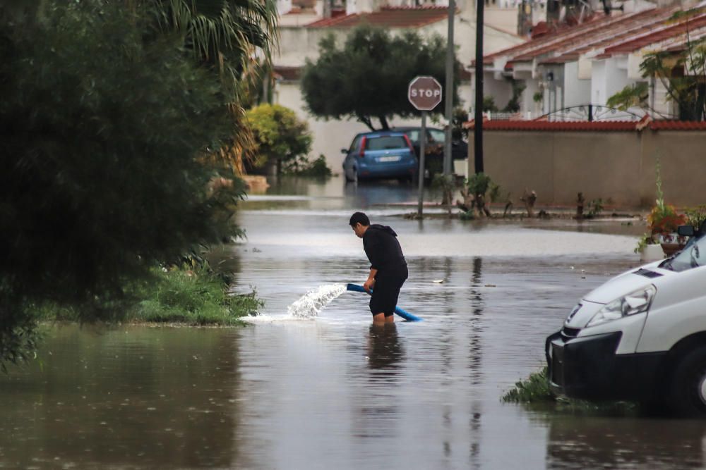 Inundaciones en Torrevieja. Avenidas y casas anegadas. Cien litros por metro cuadrado. Más de 30 intervenciones de Bomberos