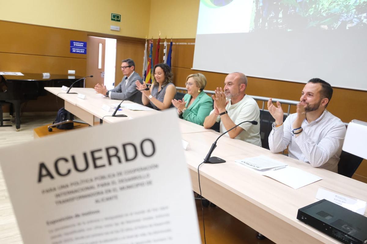 Los firmantes del acuerdo y, al fondo, el hueco de Luis Barcala.