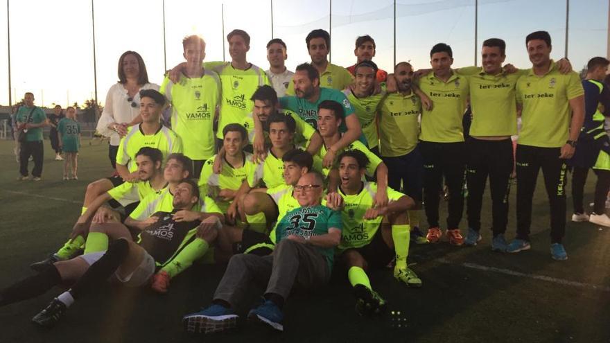 Los jugadores celebraron sobre el césped la victoria que les supuso el ascenso de categoría.