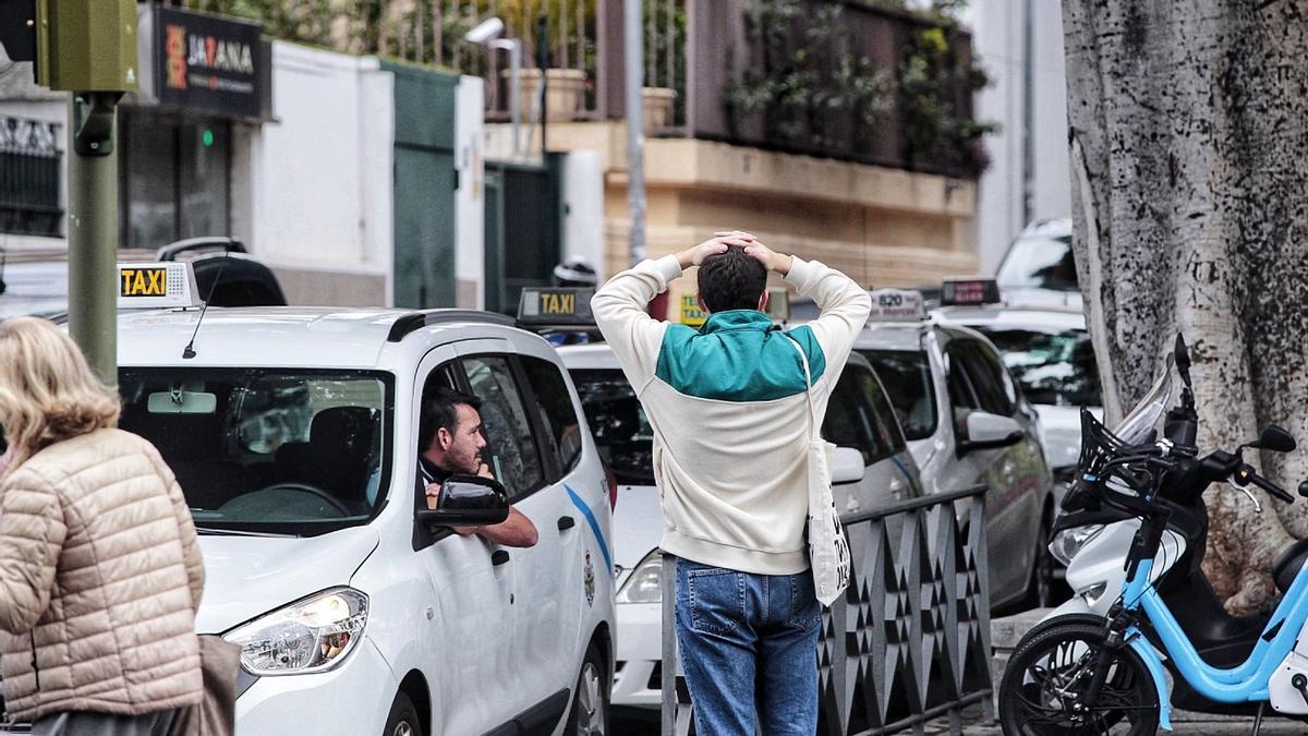 Imagen la última protesta promovida por Elite Taxi en la Rambla de Santa Cruz, en enero de este año.