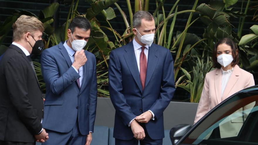 Felip VI, Pedro Sánchez, Reyes Maroto, Wayne Griffiths i Herbert Diess observant un cotxe a la fàbrica de Seat