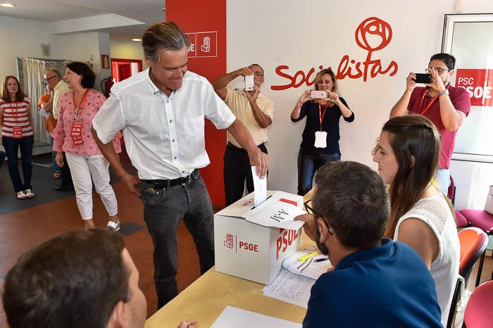 Juan Fernándo López Aguilar vota en las ...