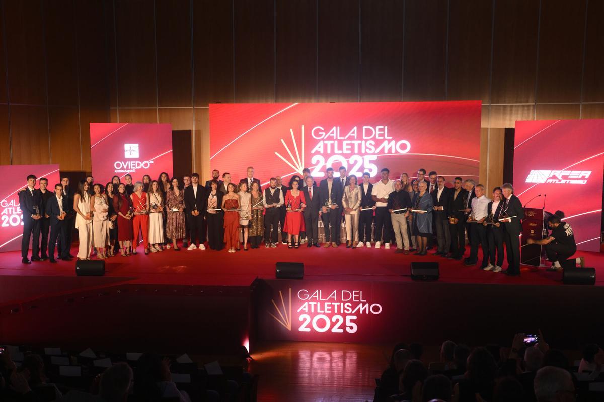Fotografía de familia de los galardonados durante la Gala del Atletismo Español