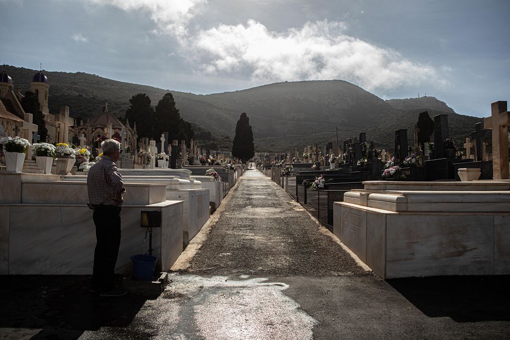 Víspera del día de Todos los Santos en el cementerio de Los Remedios de Cartagena