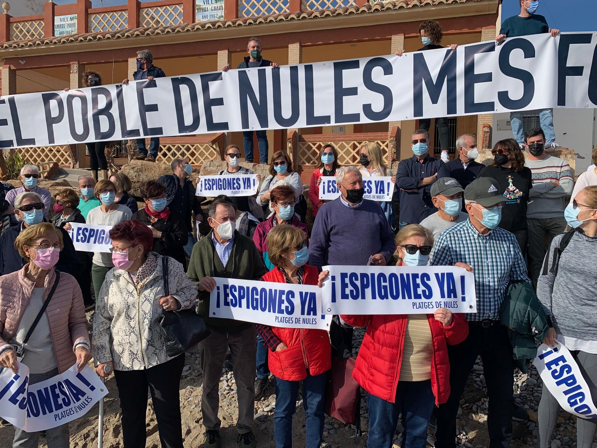 Movilización en la playa de Nules para exigir los espigones