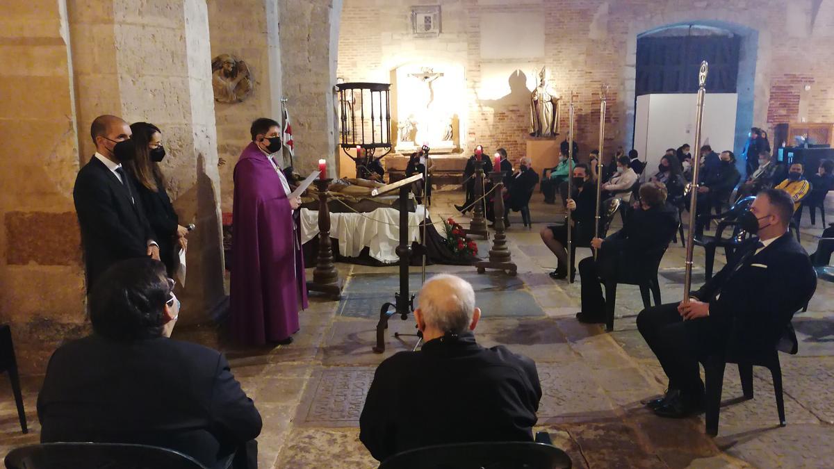 El párroco José Alberto Sutil se dispone a iniciar la oración del Miércoles Santo