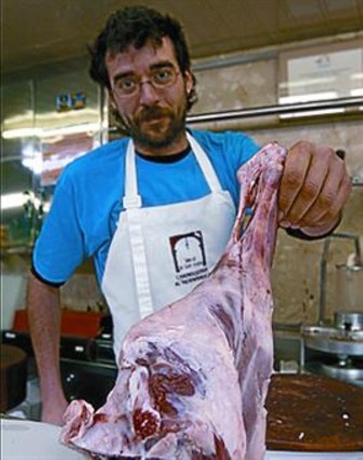 Andreu Hernàndez mostra una cuixa de xai. Andreu Hernàndez mostra una cuixa de xai.