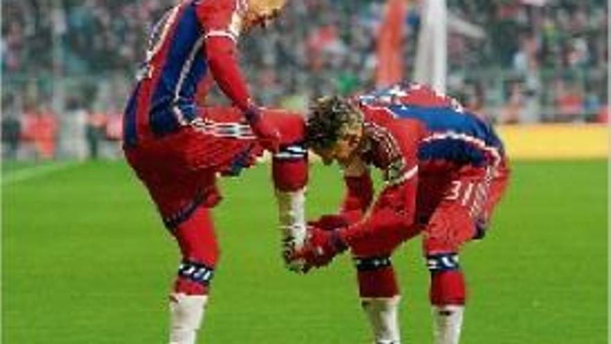 Schweinsteiger i Robben celebren el quart gol de forma original