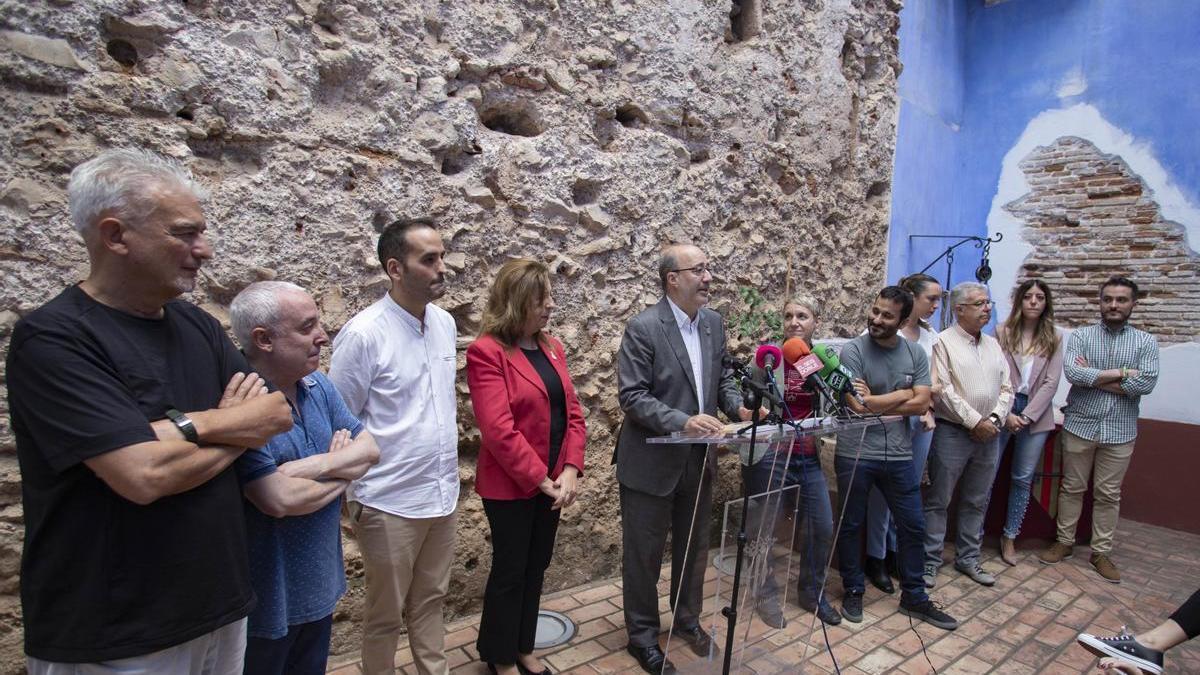 Los concejales de Compromís arropan a Diego Gómez el día que anunció que no repetiría como candidato.