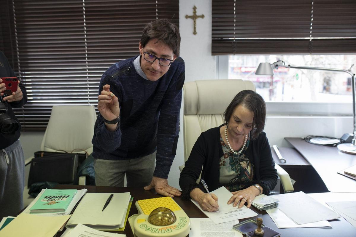 MOMENTO DEL SORTEO ANTE NOTARIO DEL CHEQUE DE 3000 EUROS. AZECO. CAMPAÑA DE NAVIDAD. SORTEO CHEQUE