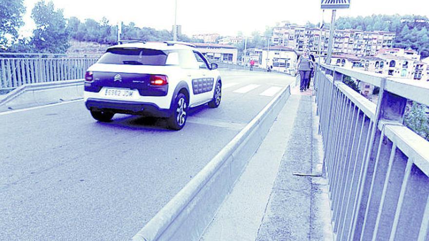 Actualment el pont té una calçada i unes voreres molt estretes