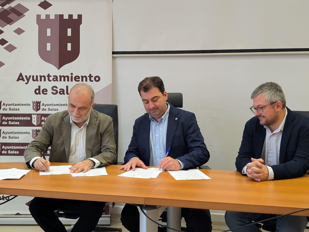 Un momento d ela firma del convenio.