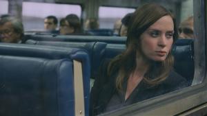 Fotograma de La chica del tren, la película que acaba de llegar a Prime Video.