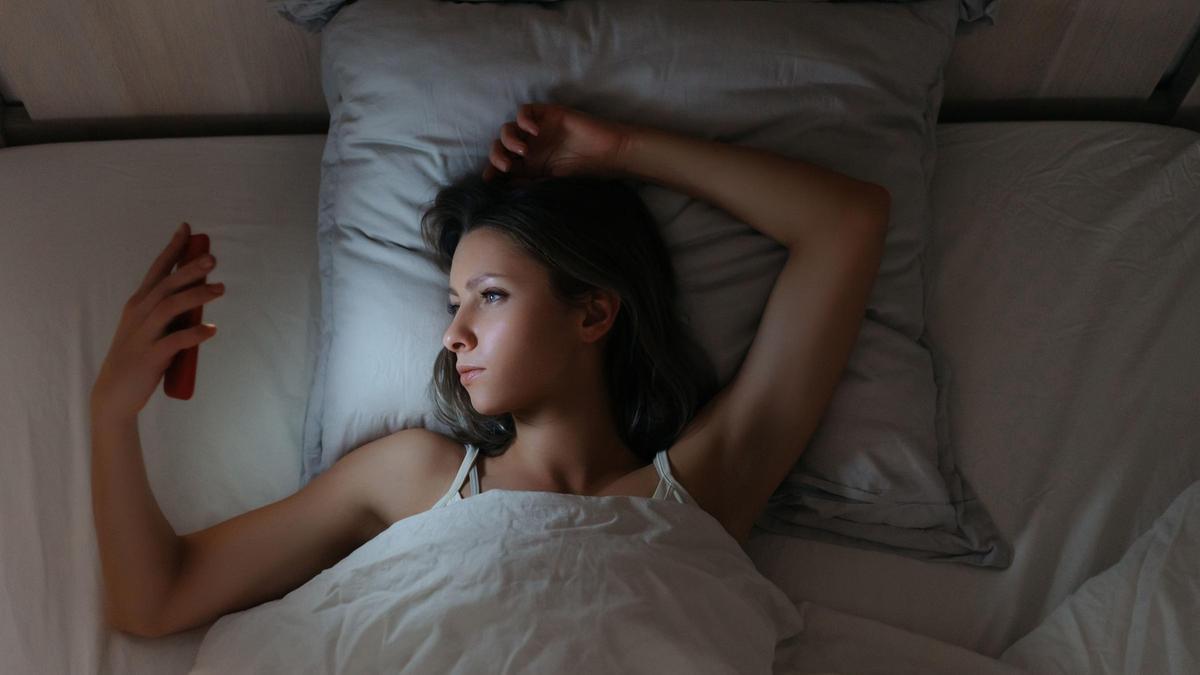 Una joven despierta en la cama