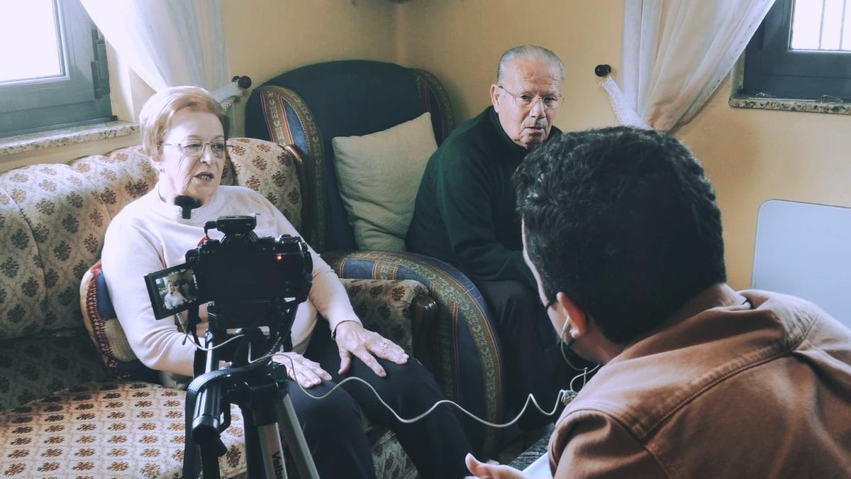 Pablo Cueto durante la grabación del documental con Leontina Prieto y su marido Julio Sampedro.