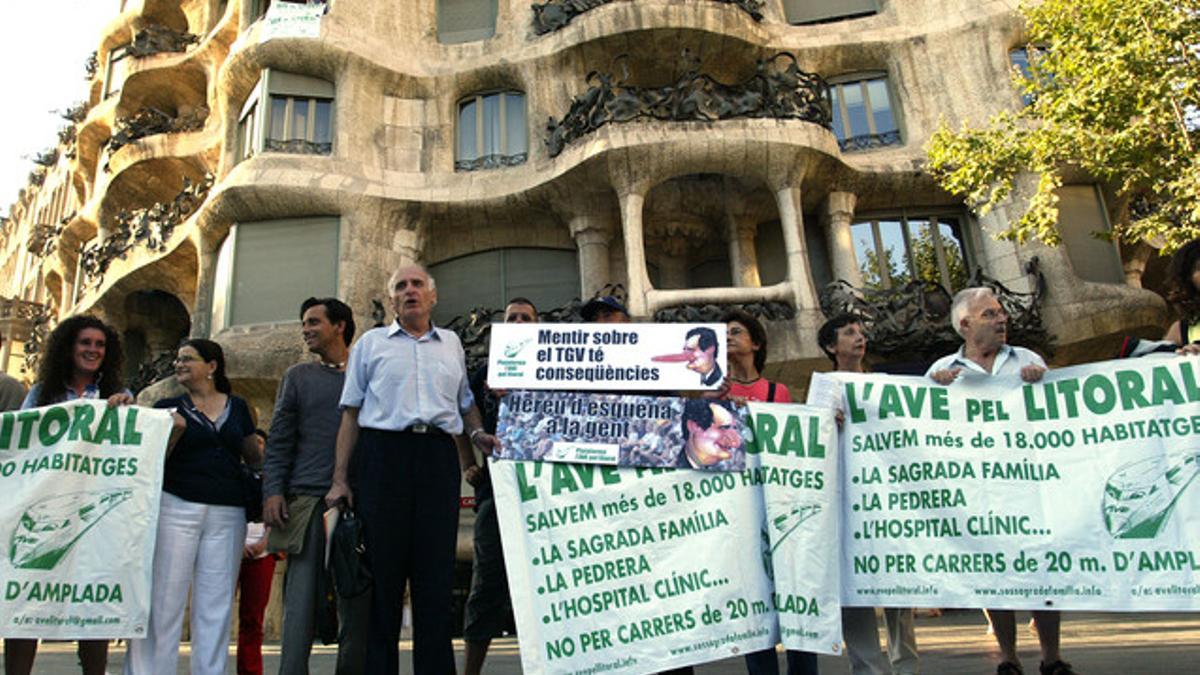 Una de las muchas concentraciones organizadas por la plataforma ciudadana AVE pel Litoral, frente a la Pedrera, en julio del 2007.