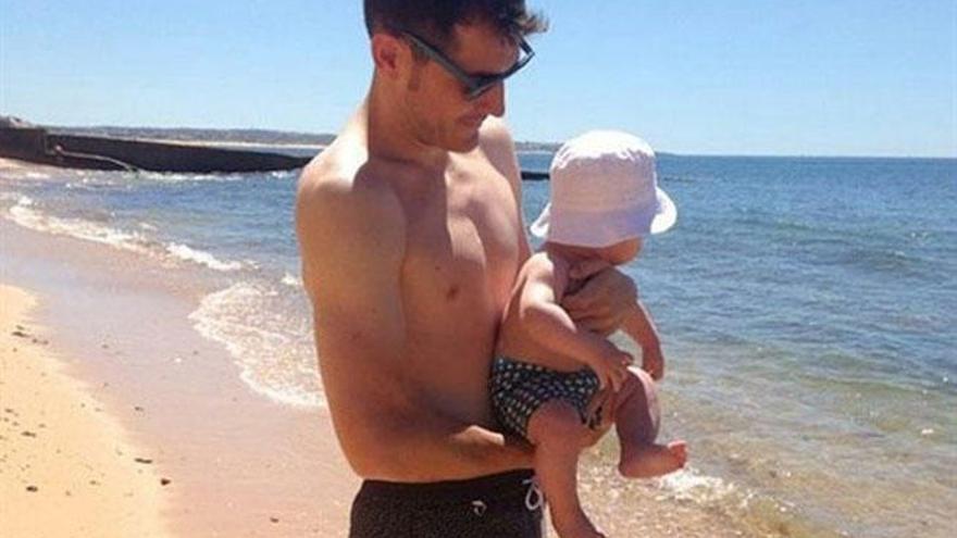 Iker Casillas con el pequeño Martin en la playa