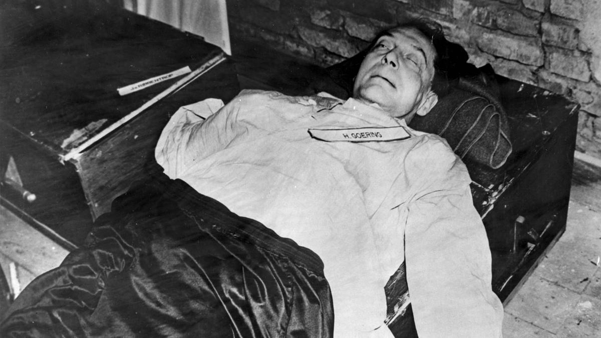 El cuerpo del dirigente nazi Hermann Göring, tras suicidarse con una píldora de cianuro en su celda, durante los juicios de Núremberg.