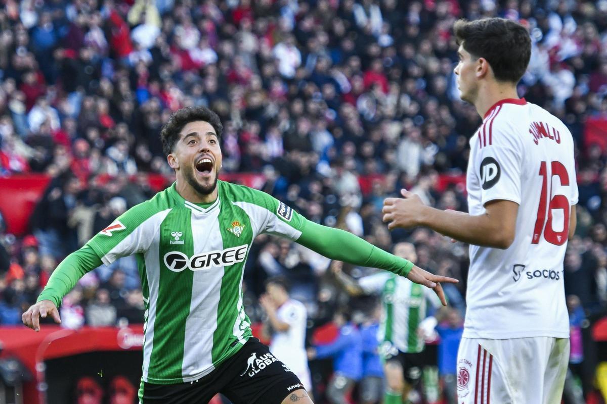Fornals celebra el 0-1 en el Sevilla-Betis.