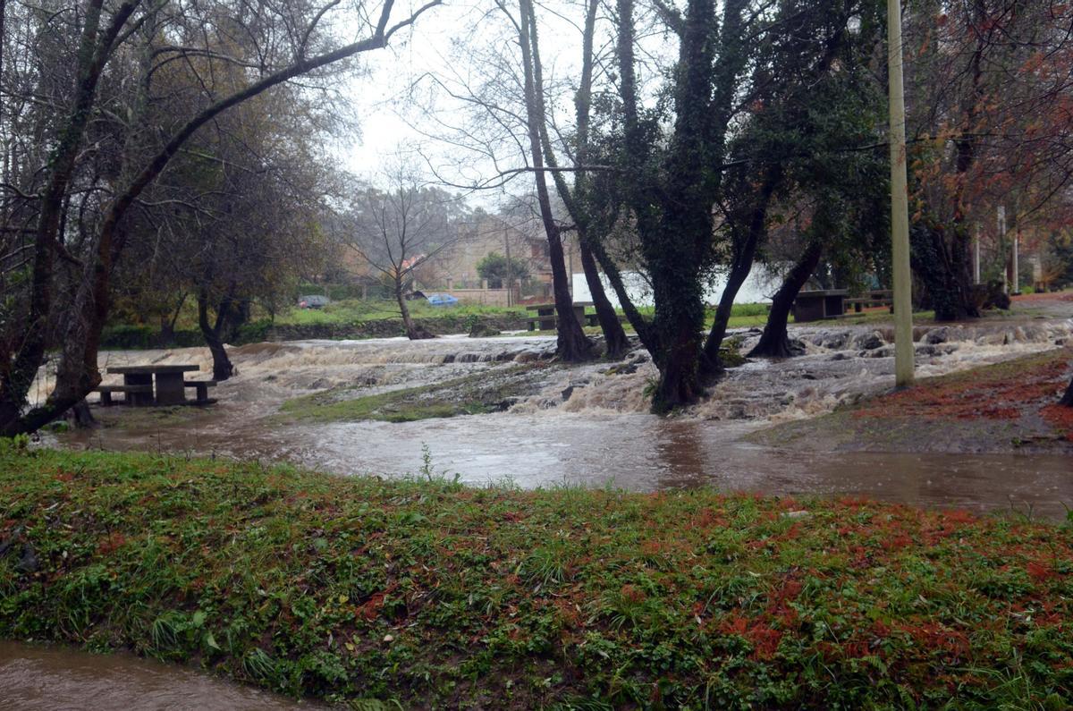 El río Con desbordado, por coincidir la marea llena con intensas precipitaciones.