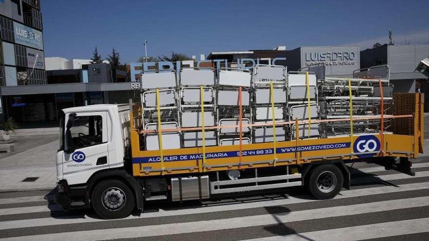 Llegada de mobiliario al recinto ferial Luis Adaro, de Gijón