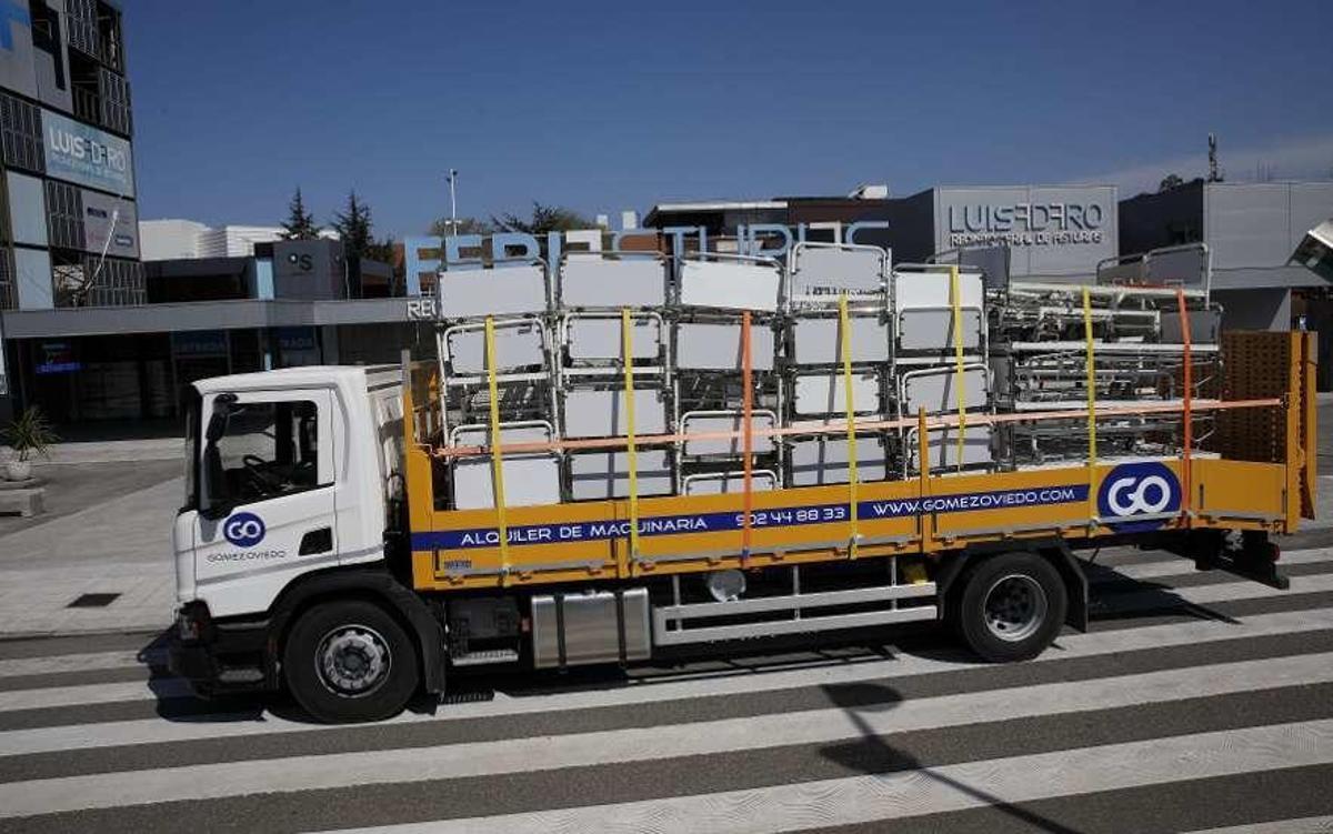 Llegada de mobiliario al recinto ferial Luis Adaro, de Gijón