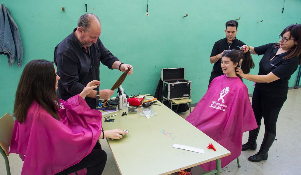 El Instituto Cabo de la Huerta conmemora el Día de la Mujer recaudando cabello y donativos