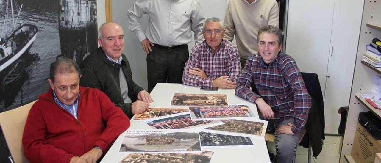 Joaquín Raimundo Fernández, &quot;Canales&quot;; José Antonio del Valle, &quot;Guerrero&quot;; Alberto Fernández; Juan José Rodríguez; Tito Aramendi, y Fermín Muñiz, ante fotos antiguas en Candás.