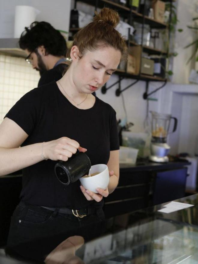 Barista Marga Bibiloni im Rosevelvet Brunch & Coffee.