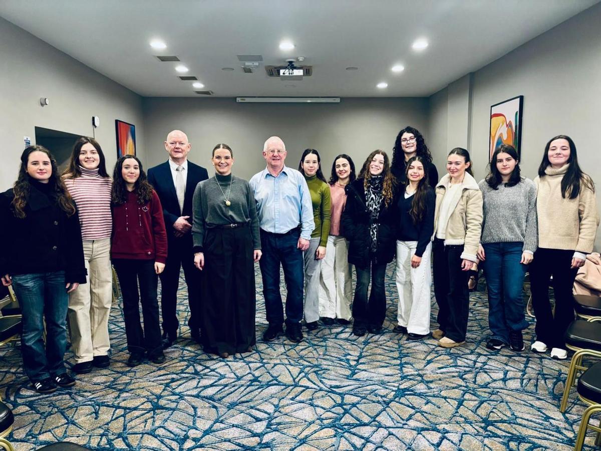 Prohens y Vera visitan a los alumnos becados en Irlanda